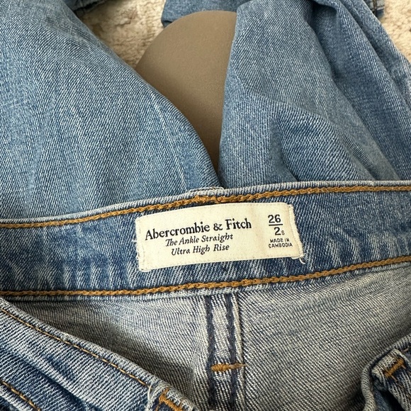 Abercrombie & Fitch Ultra High Rise The Ankle Straight Jean Size 2 Short - Picture 3 of 3